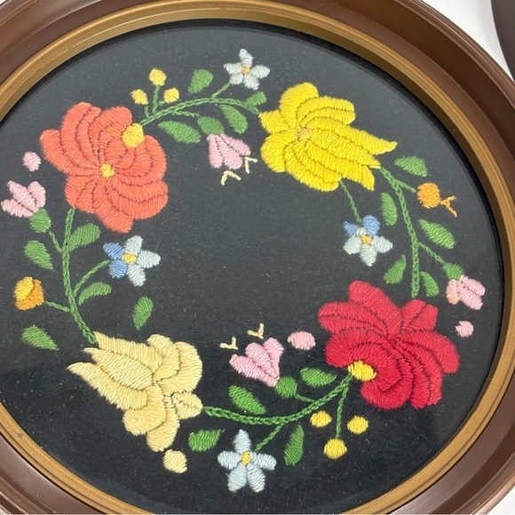 Lot Of 2 Vtg Hungarian Framed Folk Art Floral Crewel Embroidery Round Hanging 9” - Picture 3 of 5